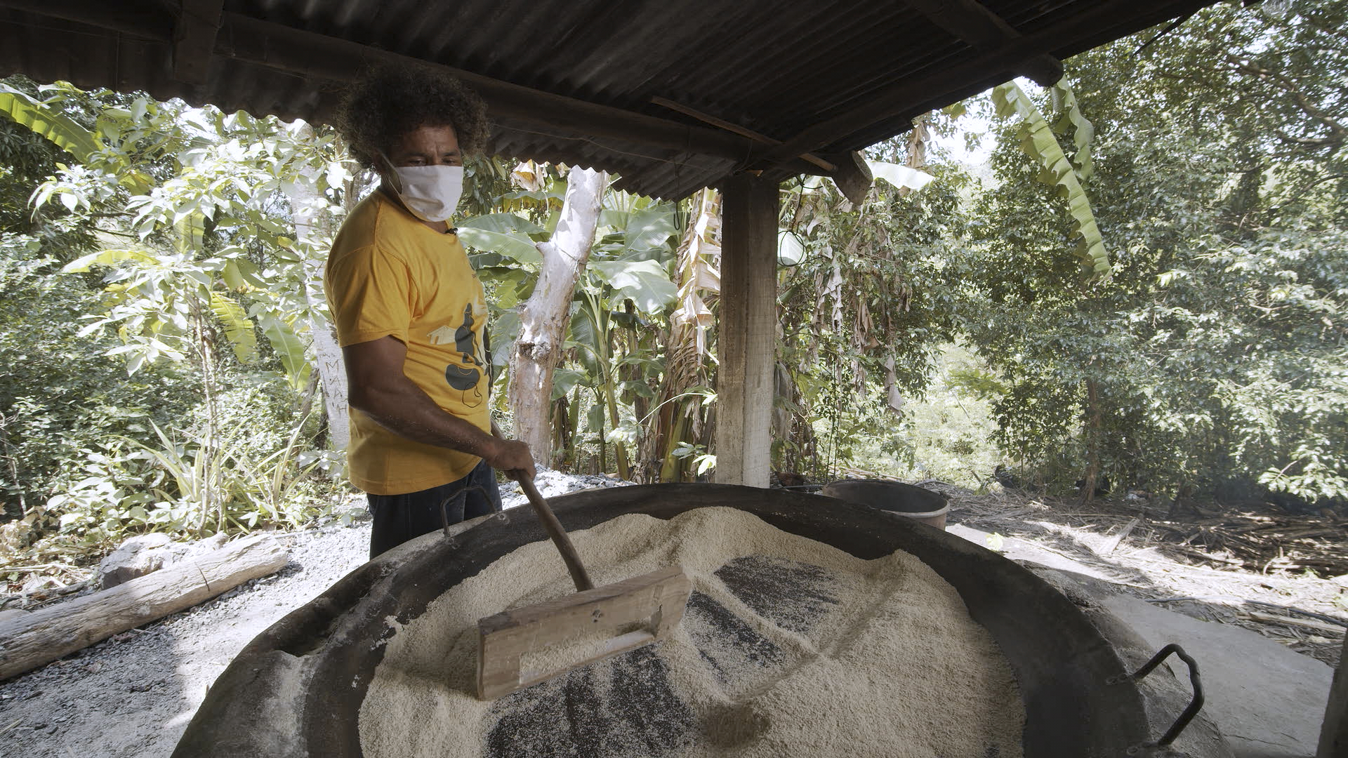 Osvaldo dos Santos, del Quilombo Porto Velho, prepara harina de yuca para la distribución de alimentos orgánicos|Manoela Meyer/ISA