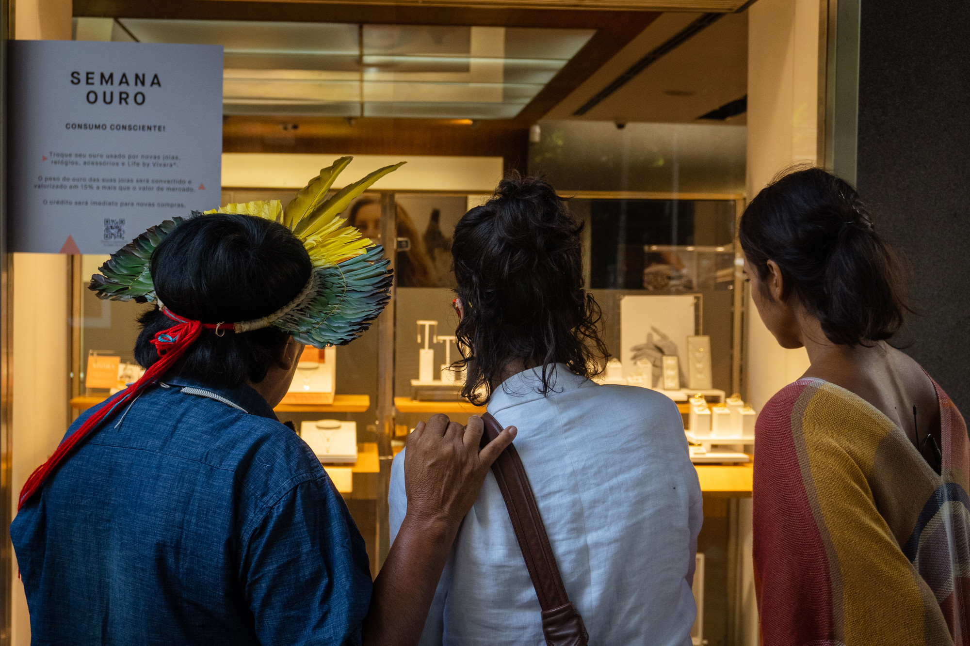 Davi Kopenawa visita a Rua Oscar Freire com a atriz Maria Ribeiro e Aline Matulja|Pedro Hassan/ISA