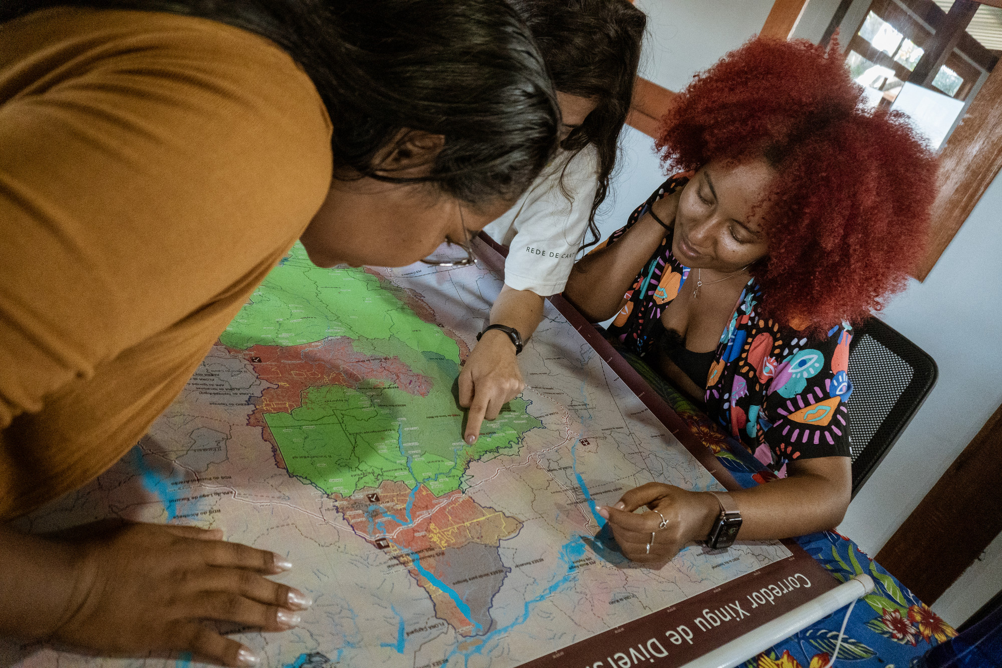 Raimunda Rodrigues, gestora da miniusina da comunidade Rio Novo, Resex Rio Iriri, conversa com a jornalista e social media Amanda Campelo|Pedro Hassan/ISA