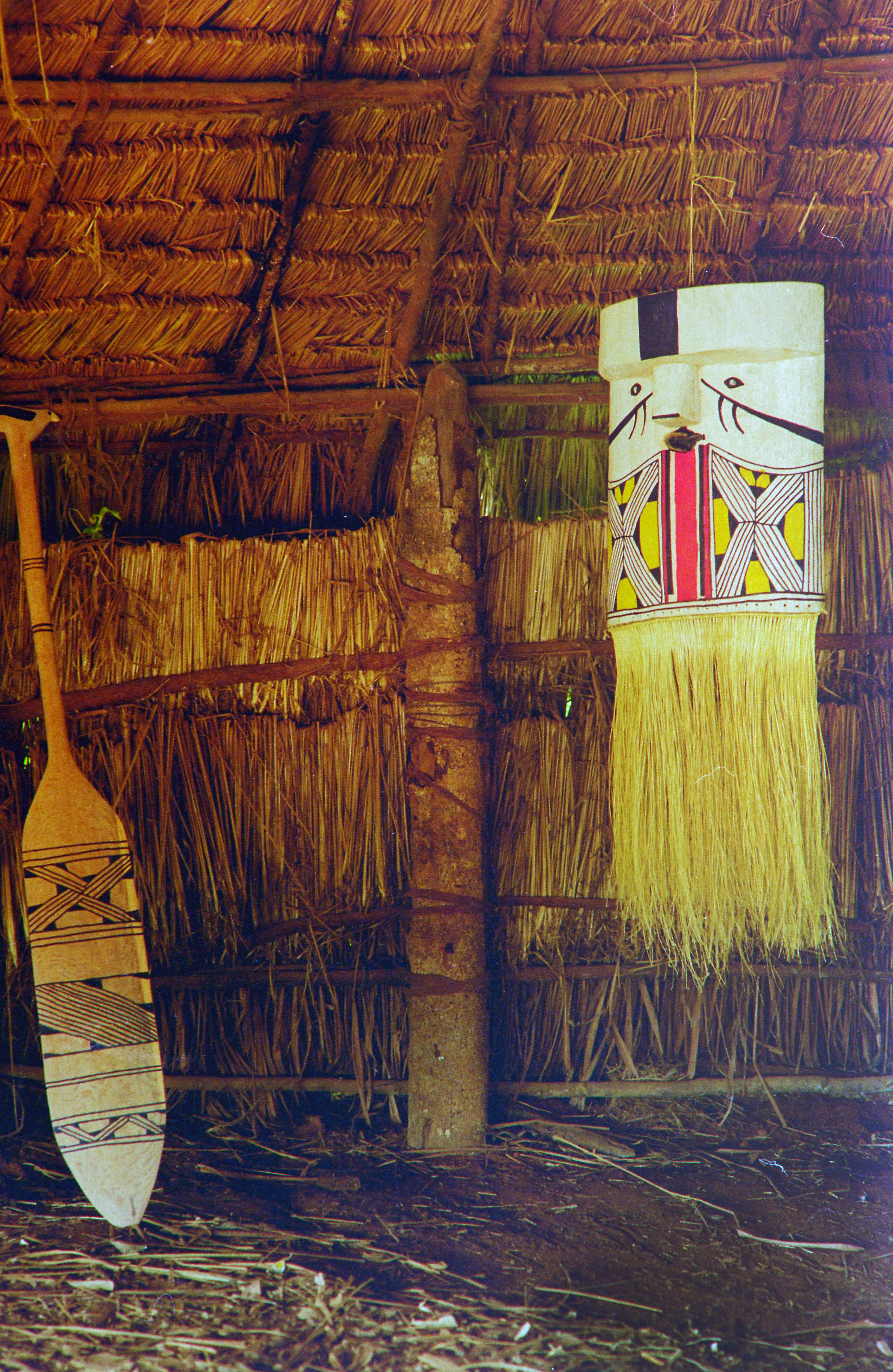 Máscara de ritual e remo na casa dos homens de aldeia Mehinako, no Xingu|Camila Gauditano/ISA