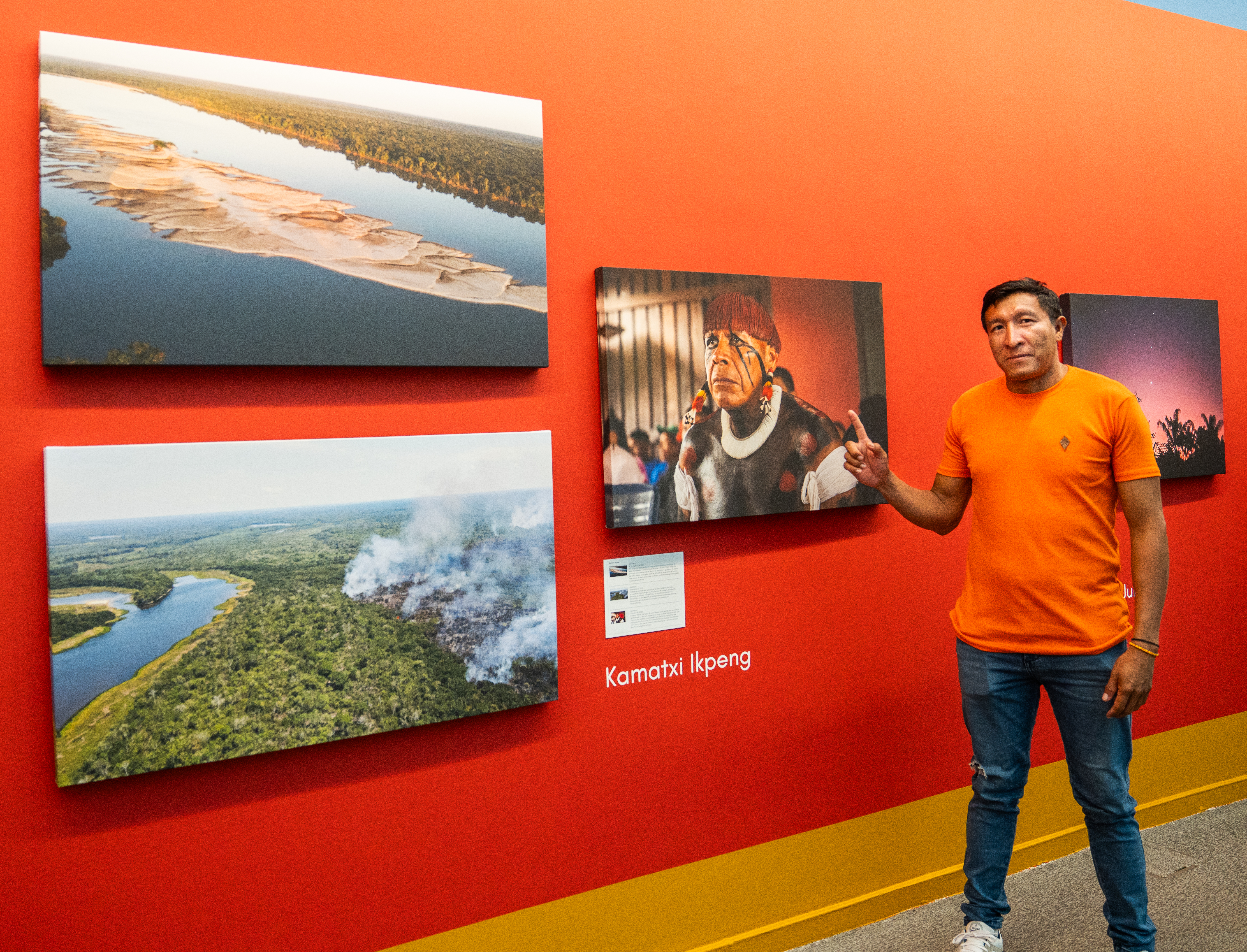 Kamatxi Ikpeng mostra foto que fez de Ewelupi Waura na reunião da governança do Território Indígena do Xingu|Kamikiá Kisêdjê/Rede Xingu+/ISA