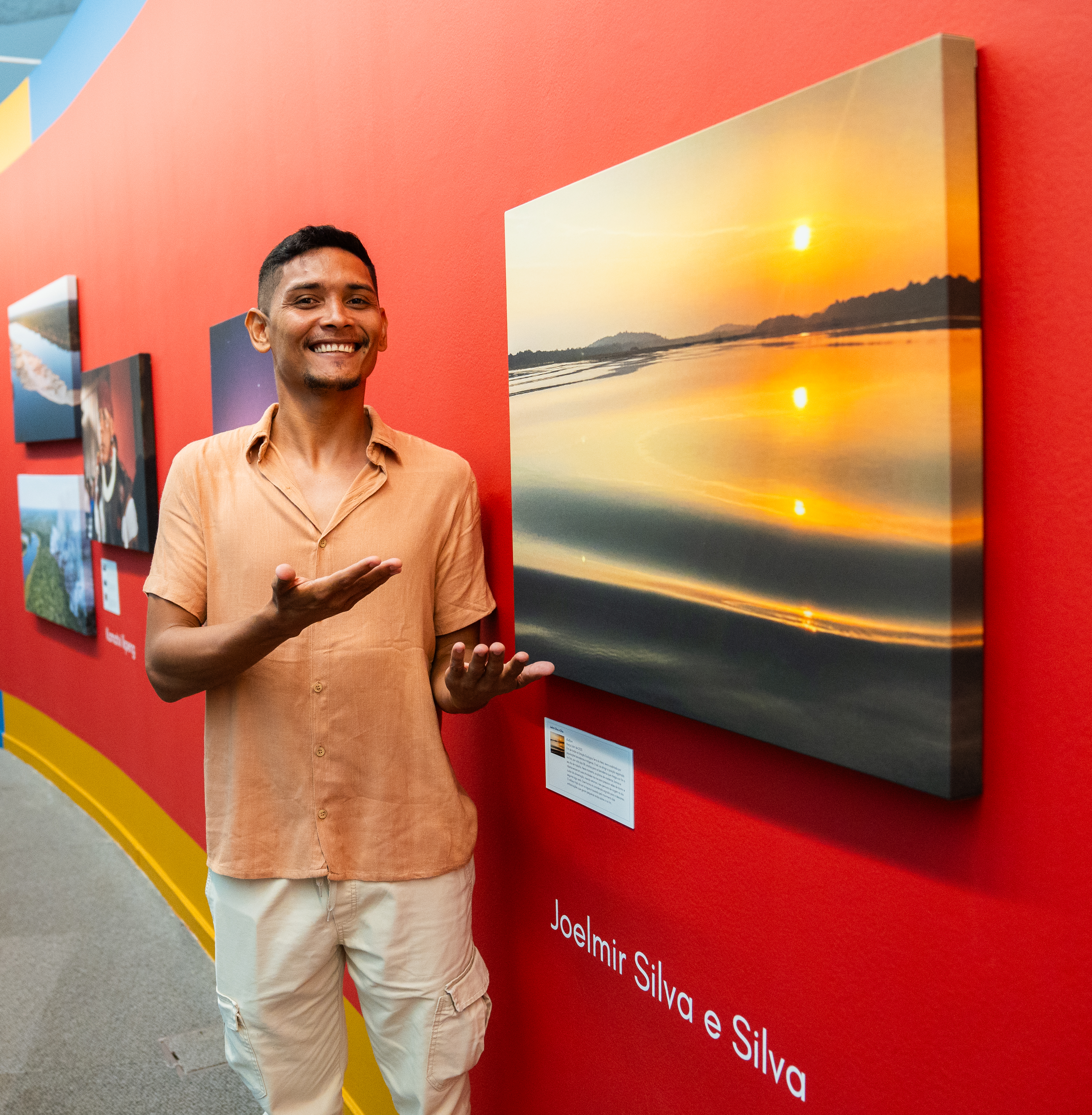 Joelmir Silva e Silva, comunicador beiradeiro e morador da Comunidade Maribel, no Rio Iriri mostra sua foto do por do sol refletido na água|Kamikiá Kisêdjê/Rede Xingu+/ISA
