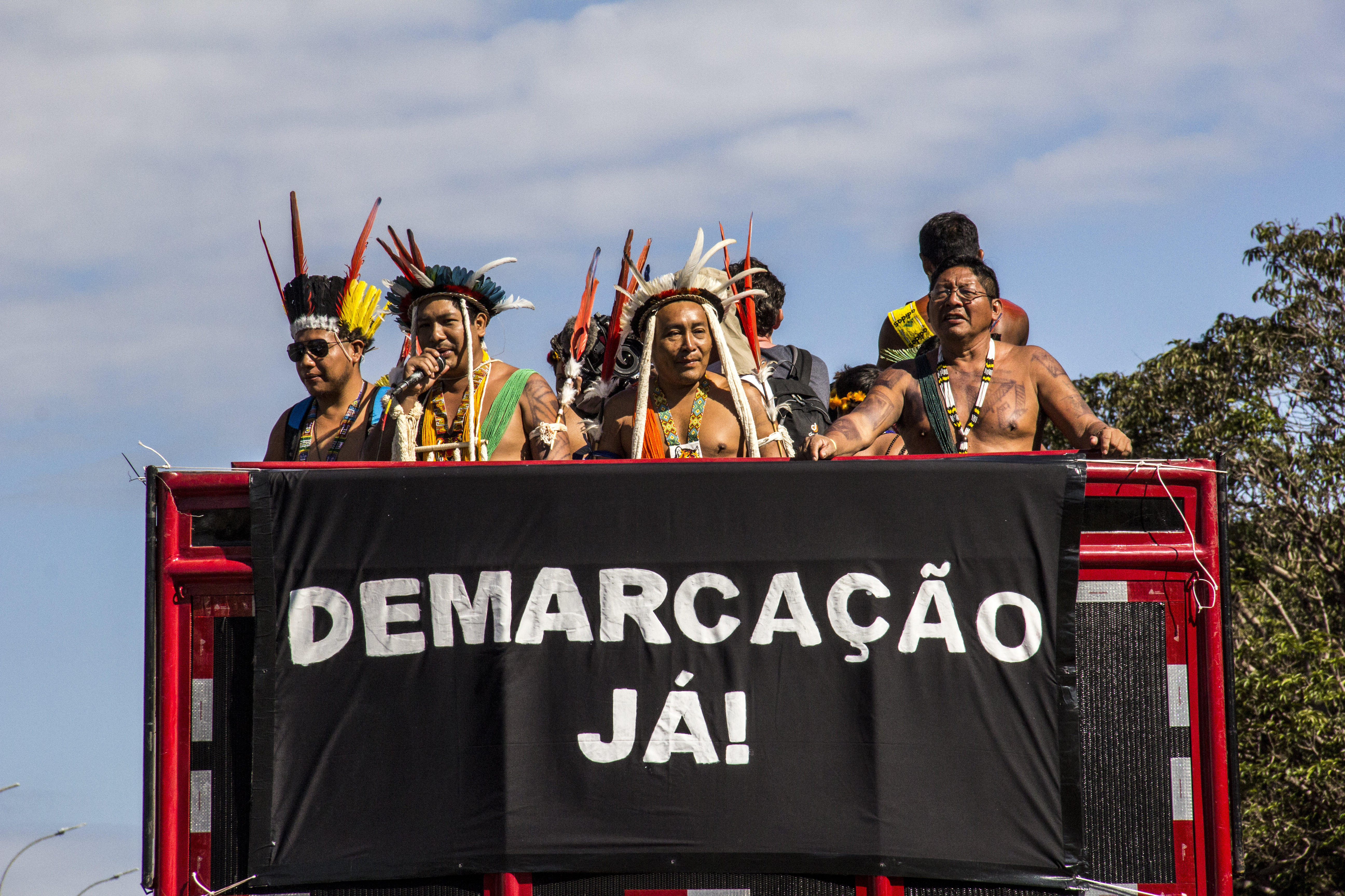 Manifestantes pedem "Demarcação Já", durante ato na Esplanada dos Ministérios, no ATL de 2018|Mario Brunoro/ISA