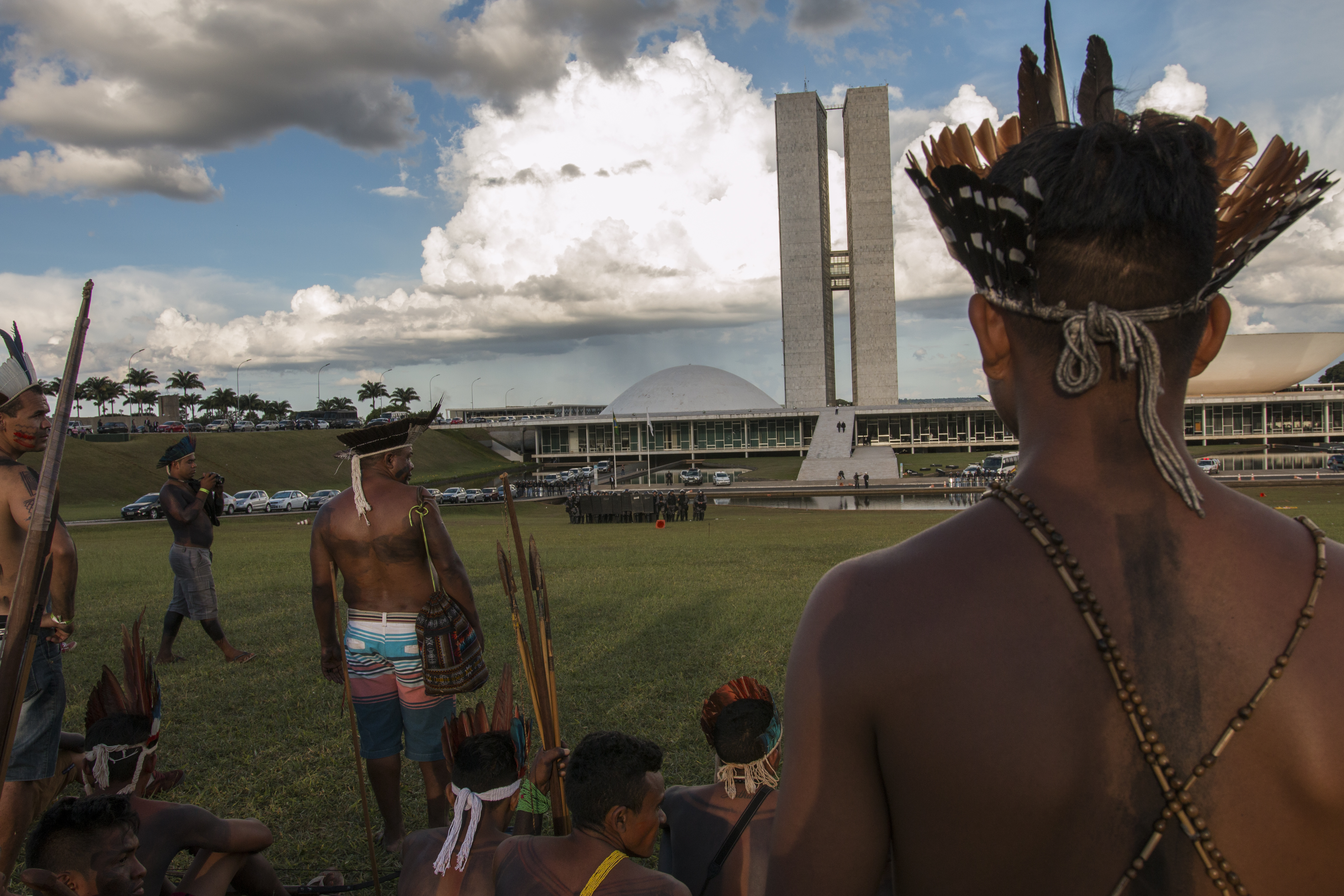 Após repressão por parte da polícia, os indígenas aguardam as negociações em frente ao Congresso Nacional|Luiza Calagian/ISA