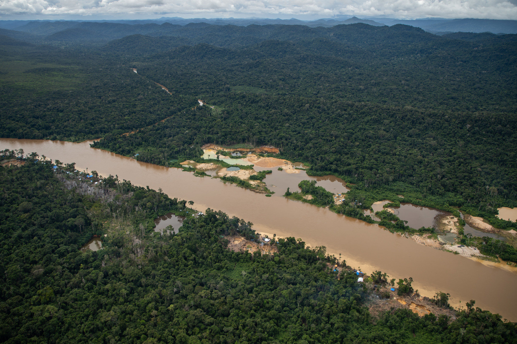 Garimpo na Foz do Rio Aracaçá na Terra Indígena Yanomami