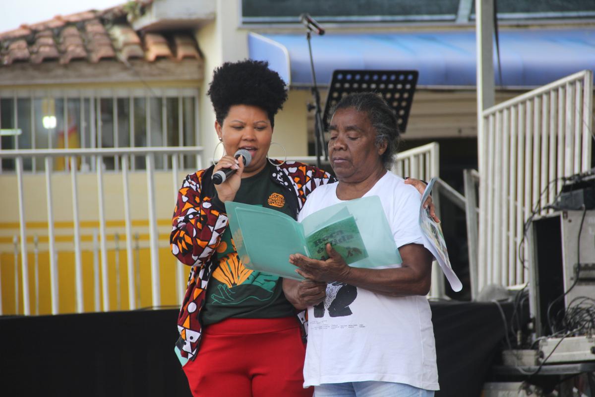 Leonila da Costa Pontes lê o livro Roça é Vida na Feira de Sementes