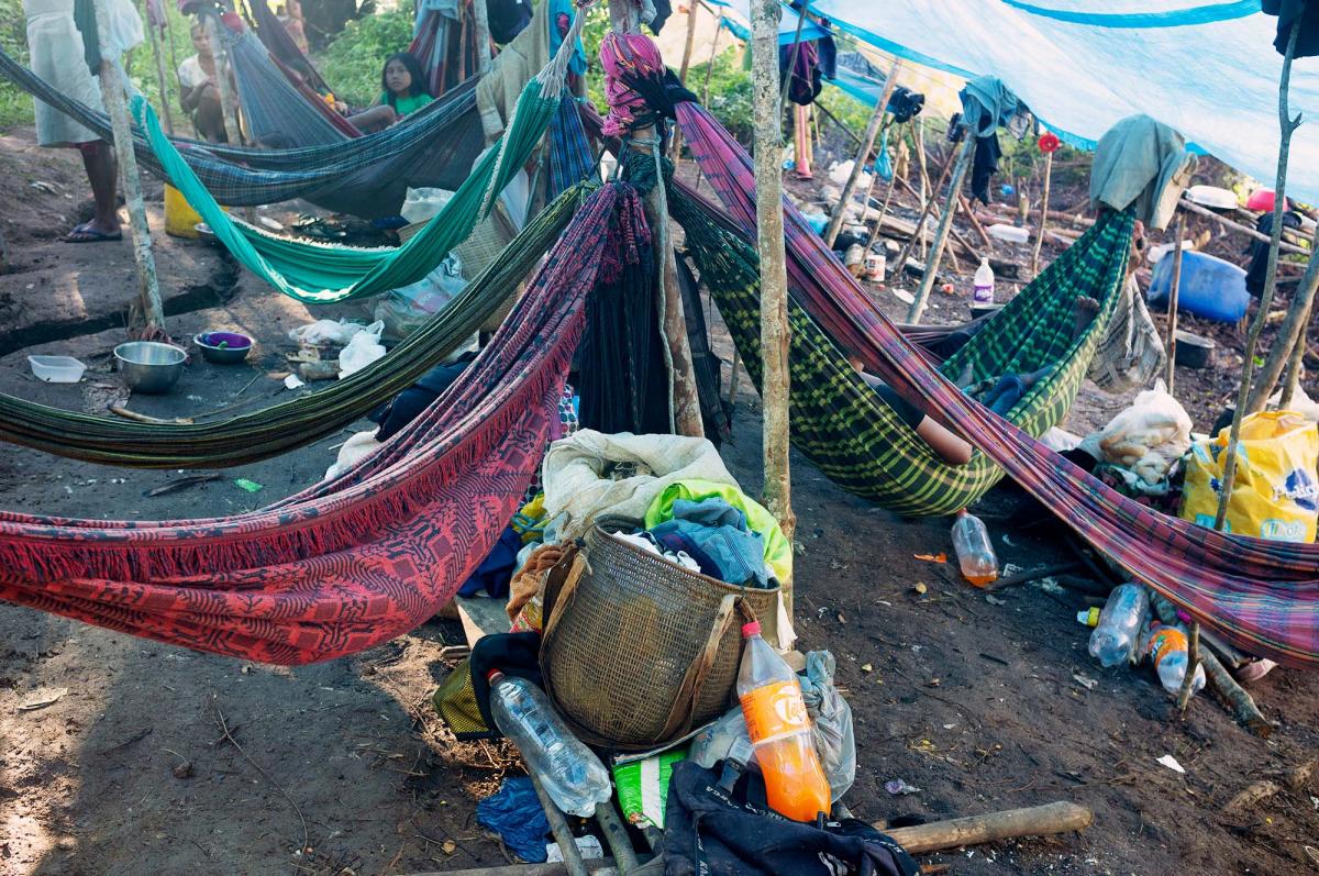 Acampamentos improvisados para os indígenas dos povos Hupda e Yuhupdëh