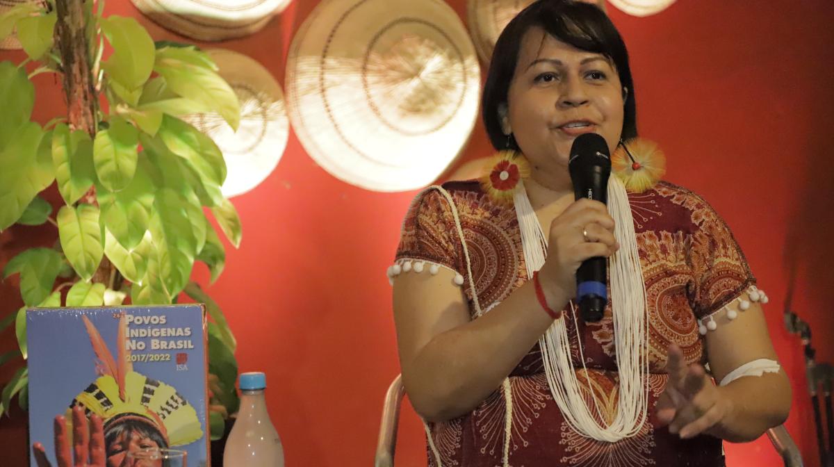 Cristiane Baré durante o evento de lançamento do livro "Povos Indígenas no Brasil 2017/2022", em Manaus