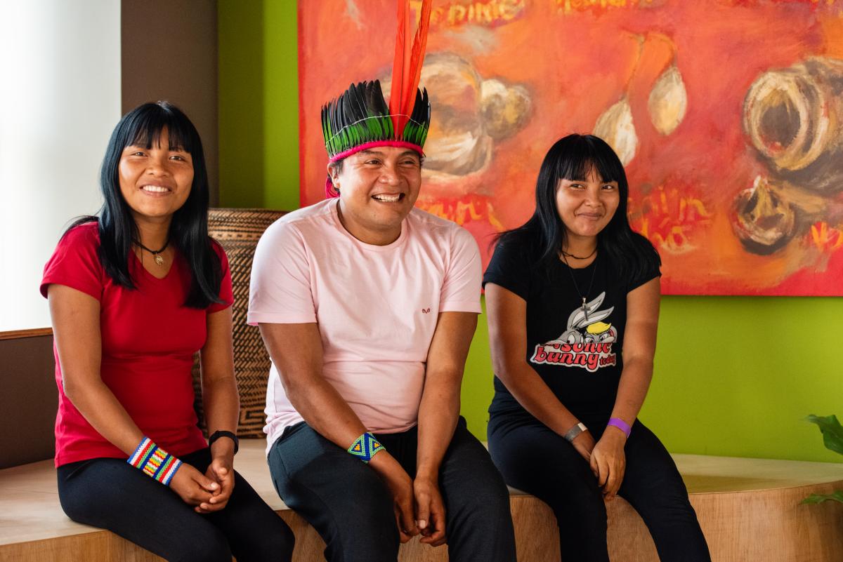 Da esq. p/ dir: Roseane Yariana, Edmar Tokorino Yanomami e Aida Harika Yanomami na sede do ISA em São Paulo, para exibir o seu curta-metragem "Thuë Pihi Kuuwi - Uma Mulher Pensando"