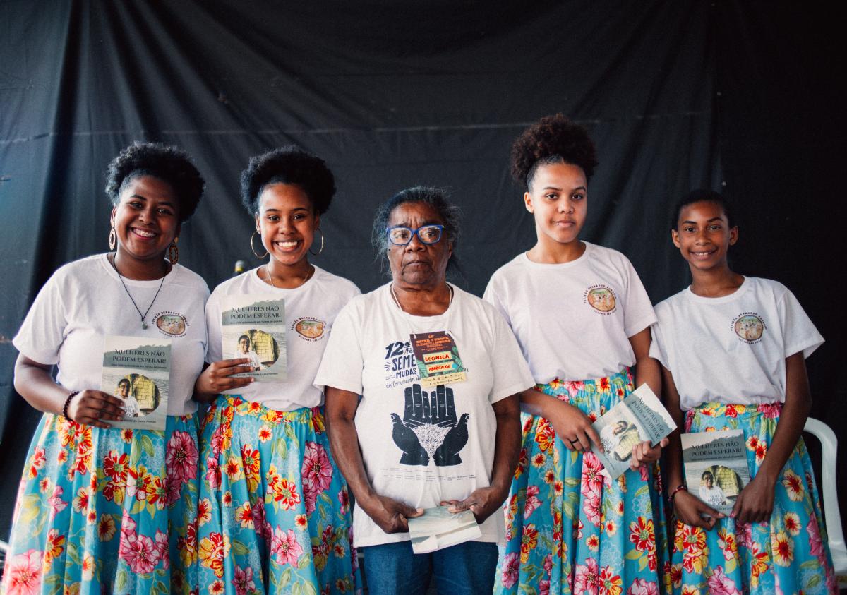Leonila Priscila da Costa Pontes (ao centro), moradora do Quilombo Abobral Margem Esquerda, apresentando seu livro de poesia "Mulheres não podem esperar", durante a 15° Feira de Troca de Sementes e Mudas Tradicionais das Comunidades Quilombolas do Vale do Ribeira