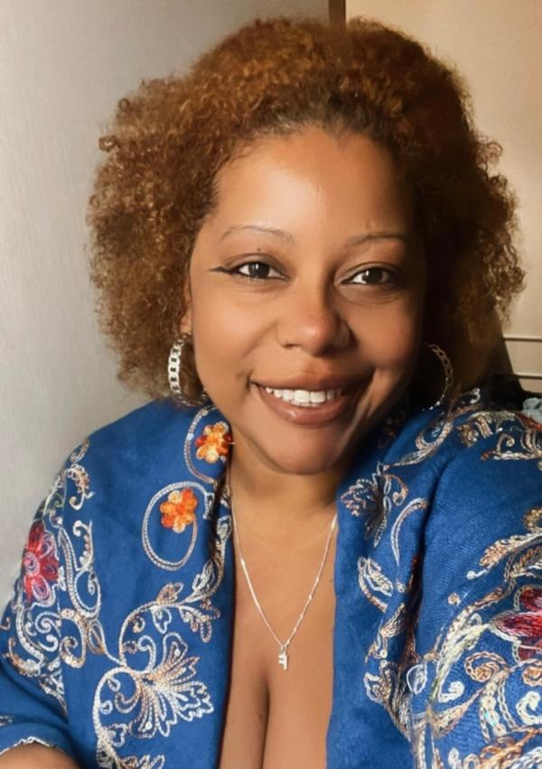 Fran Paula, quilombola, posa para foto