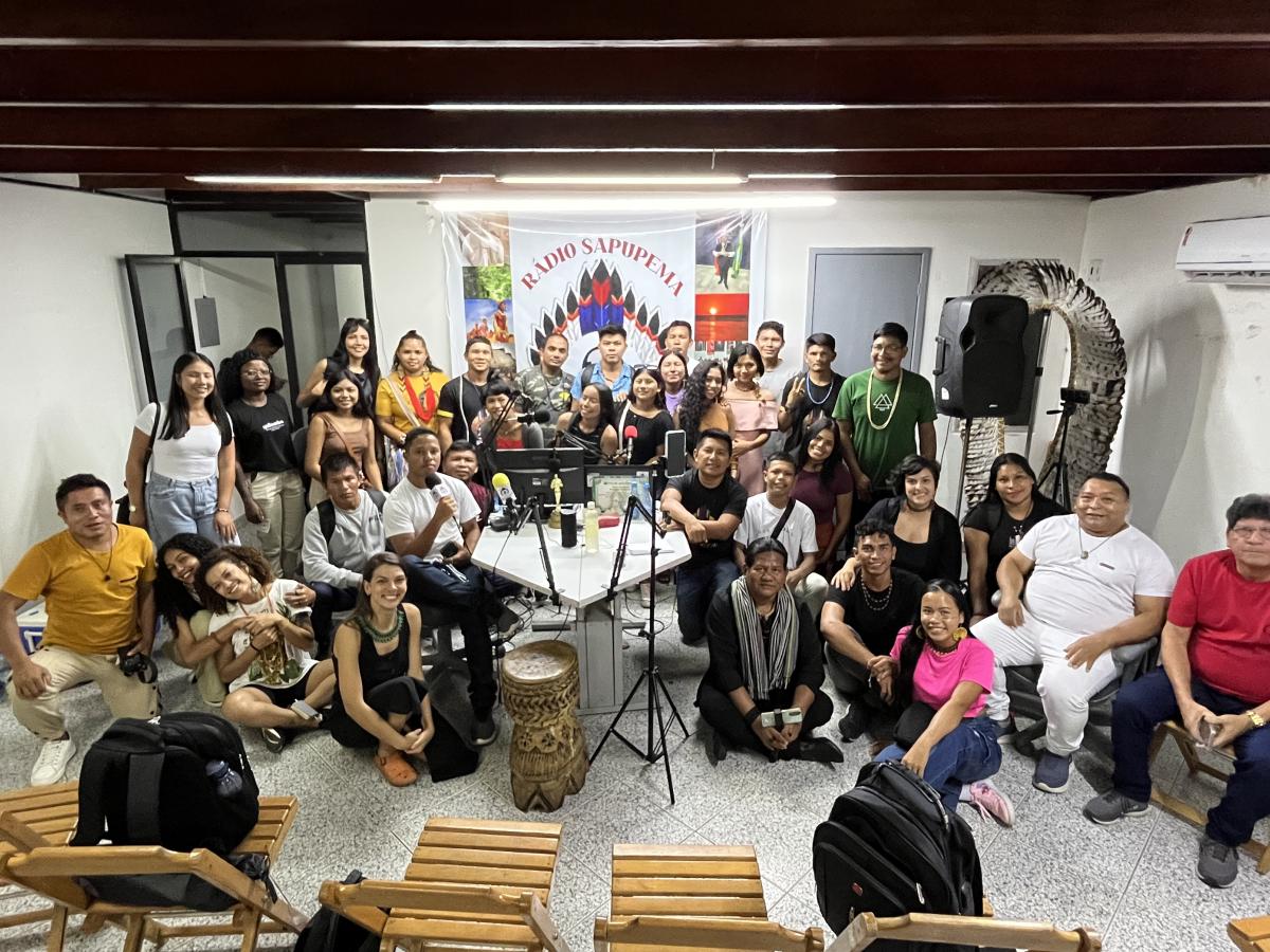 Foto mostra os comunicadores indígenas posando para foto dentro da Rádio Sapupema