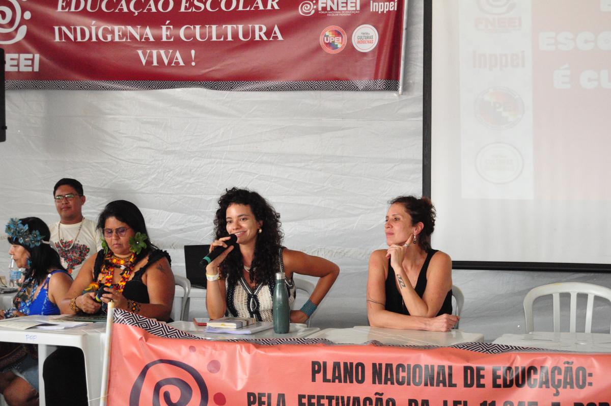 Da esquerda para a direita: Martinha Guajajara, professora e pesquisadora tentehar; Luma Prado, do ISA; e Paula Mendonça, assessora pedagógica no Instituto Alana, falam sobre o levantamento e a nota técnica “Lei 11.645/08: Ensino de História e Cultura Indígena” durante o 21º ATL