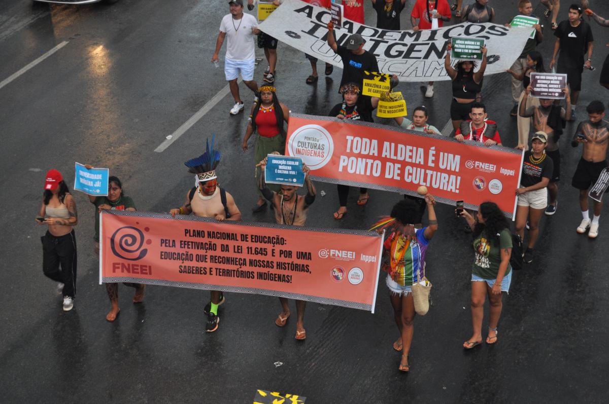 Foto mostra integrantes da Fneei marchando com cartazes pedindo a efetivação da Lei 11.645