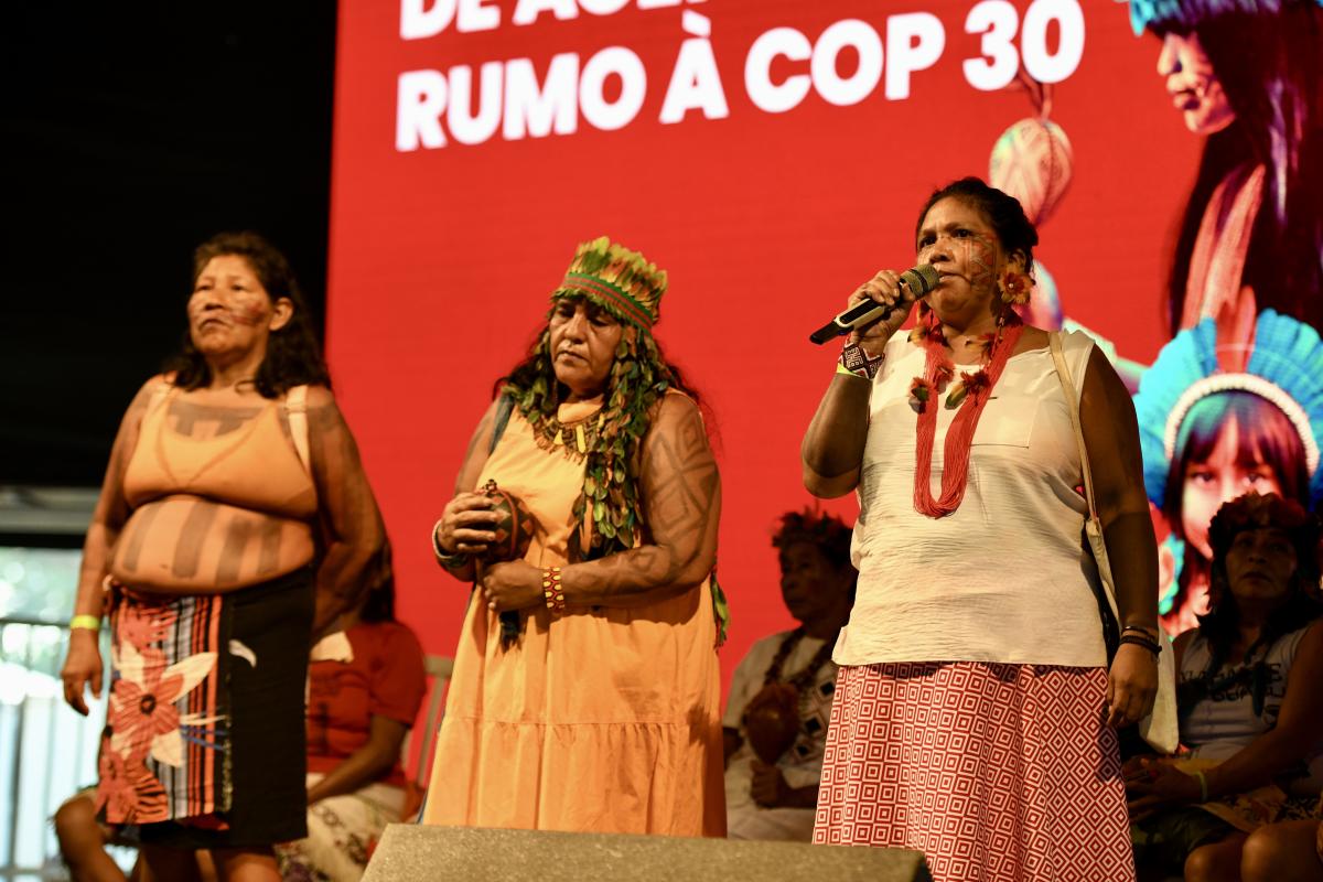 Da esquerda para a direita: Arlete Krikatí, Cintia Guajajara e Marcilene Guajajara, do Maranhão, na plenária "Mulheres Biomas na construção de agendas rumo a COP 30", durante o Acampamento Terra Livre 2024