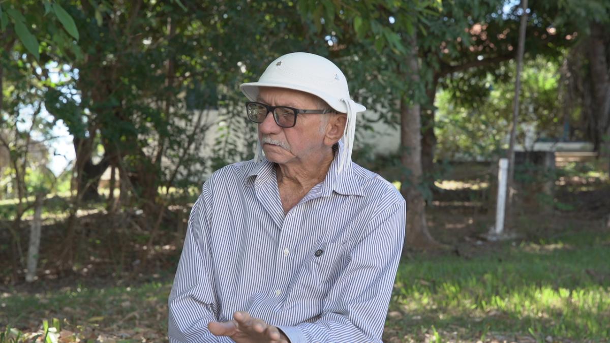 Sinhozinho Santarem aparece sentado concedendo entrevista