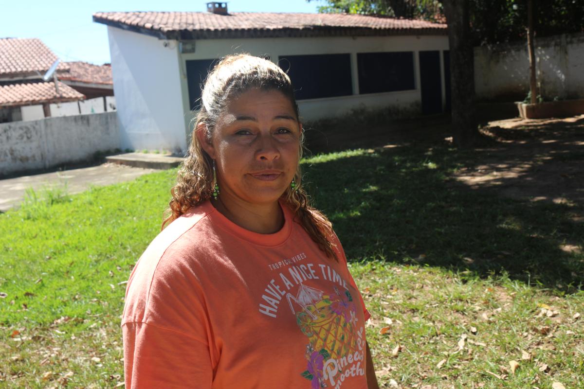 Michele Anitta, do Assentamento Olga Benário, posa para foto