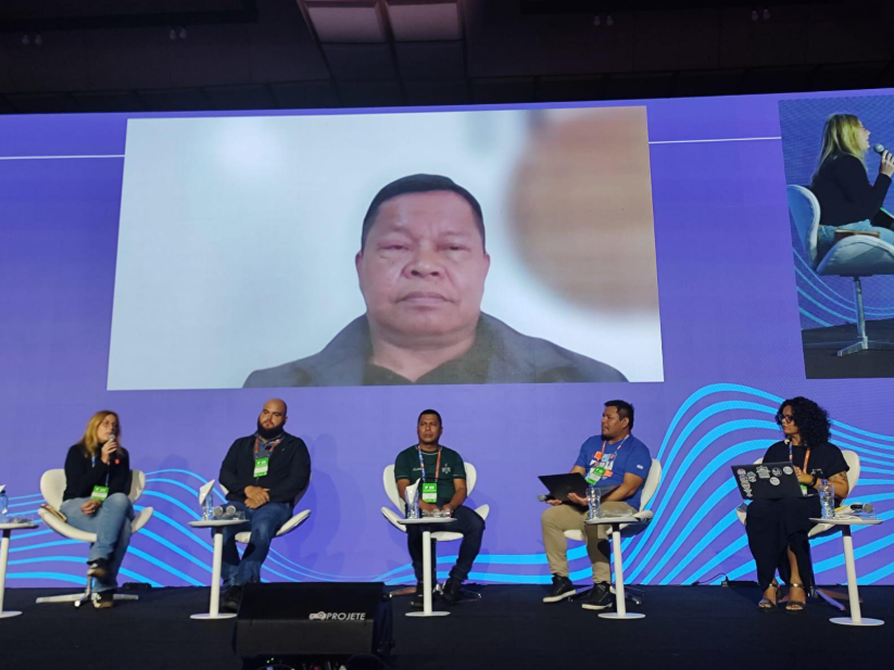 Da esquerda pra direita: Nicole, Alberto, Edson, Ray e o André Baniwa na tela