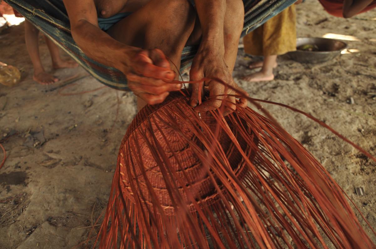 Cesto Wii em processo de confecção pelos Yanomami