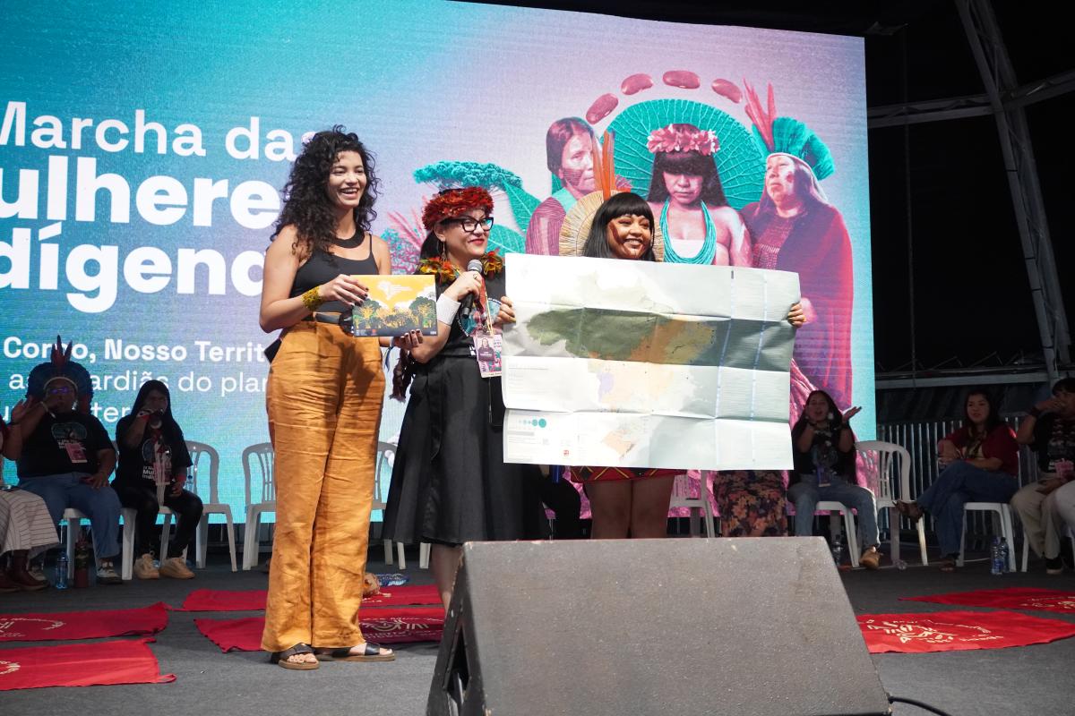 Entrega do Mapa das Organizações das Mulheres Indígenas no Brasil à deputada federal Célia Xakriabá