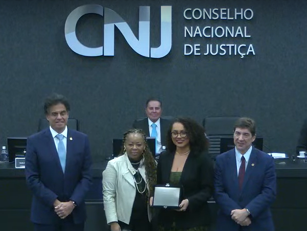 Hallana Duarte Miranda, do TJSP, recebendo o prêmio do CNJ