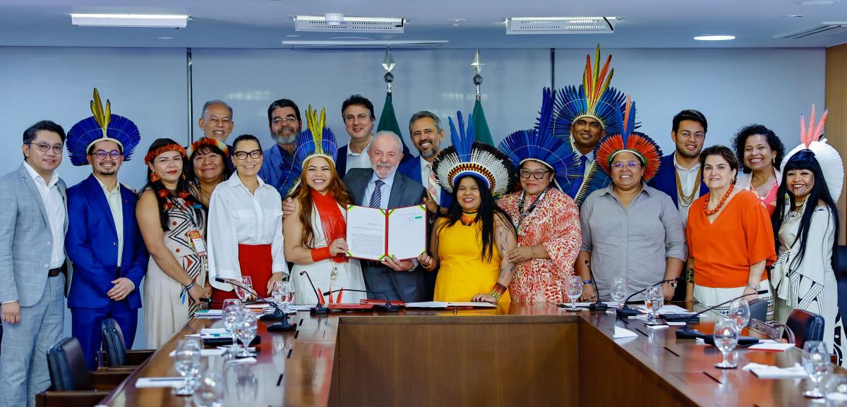 Foto dos participantes da reunião de homologação de três terras indígenas no estado do Ceará