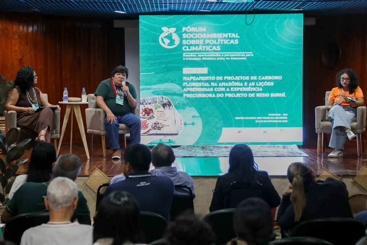 O líder maior do povo Paiter Suruí, Almir Suruí, durante a mesa sobre projetos de carbono florestal na Amazônia, com a engenheira florestal Karoline Brasil (direita), do Idesam