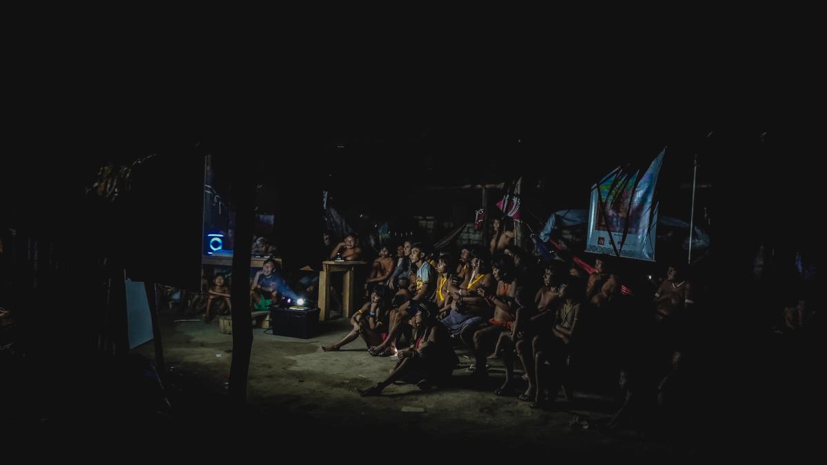 Durante a noite, as participantes assistiram filmes sobre mineração e garimpo