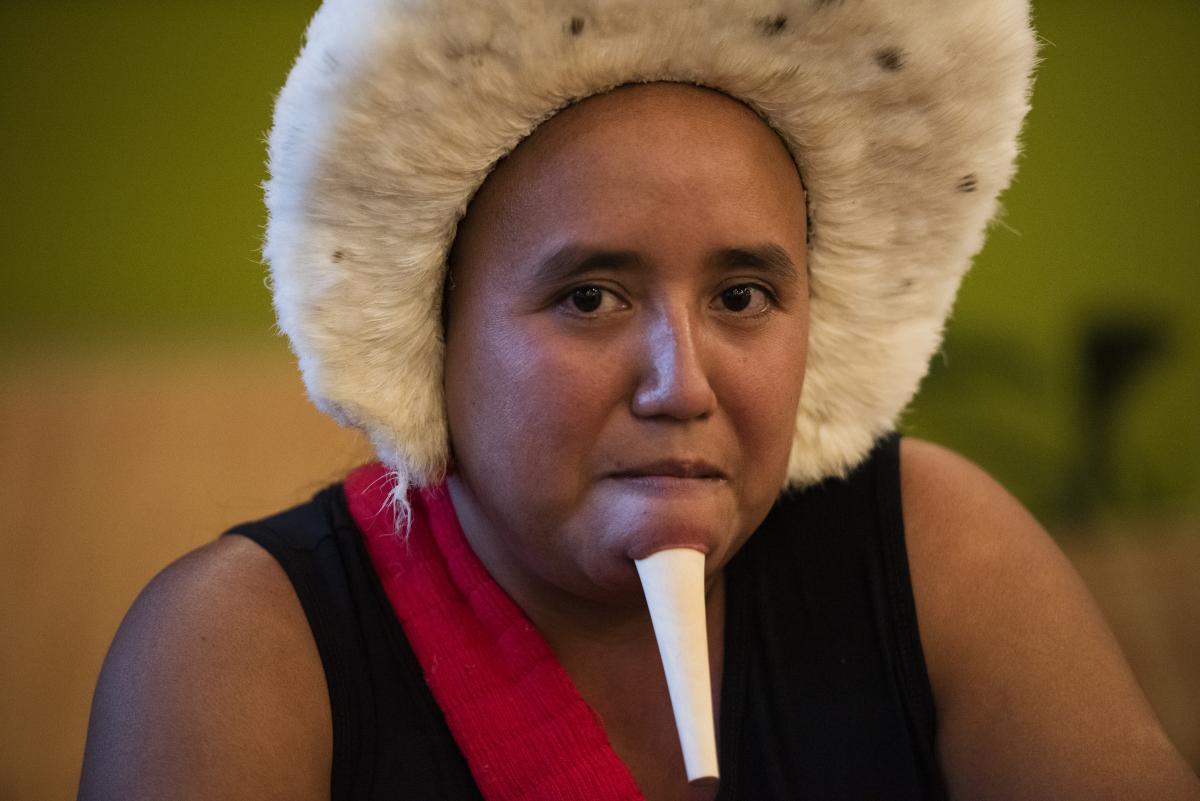 Se'y Zo'e sendo entrevistada para vídeo sobre o seu povo, para a Enciclopédia Povos Indígenas no Brasil 