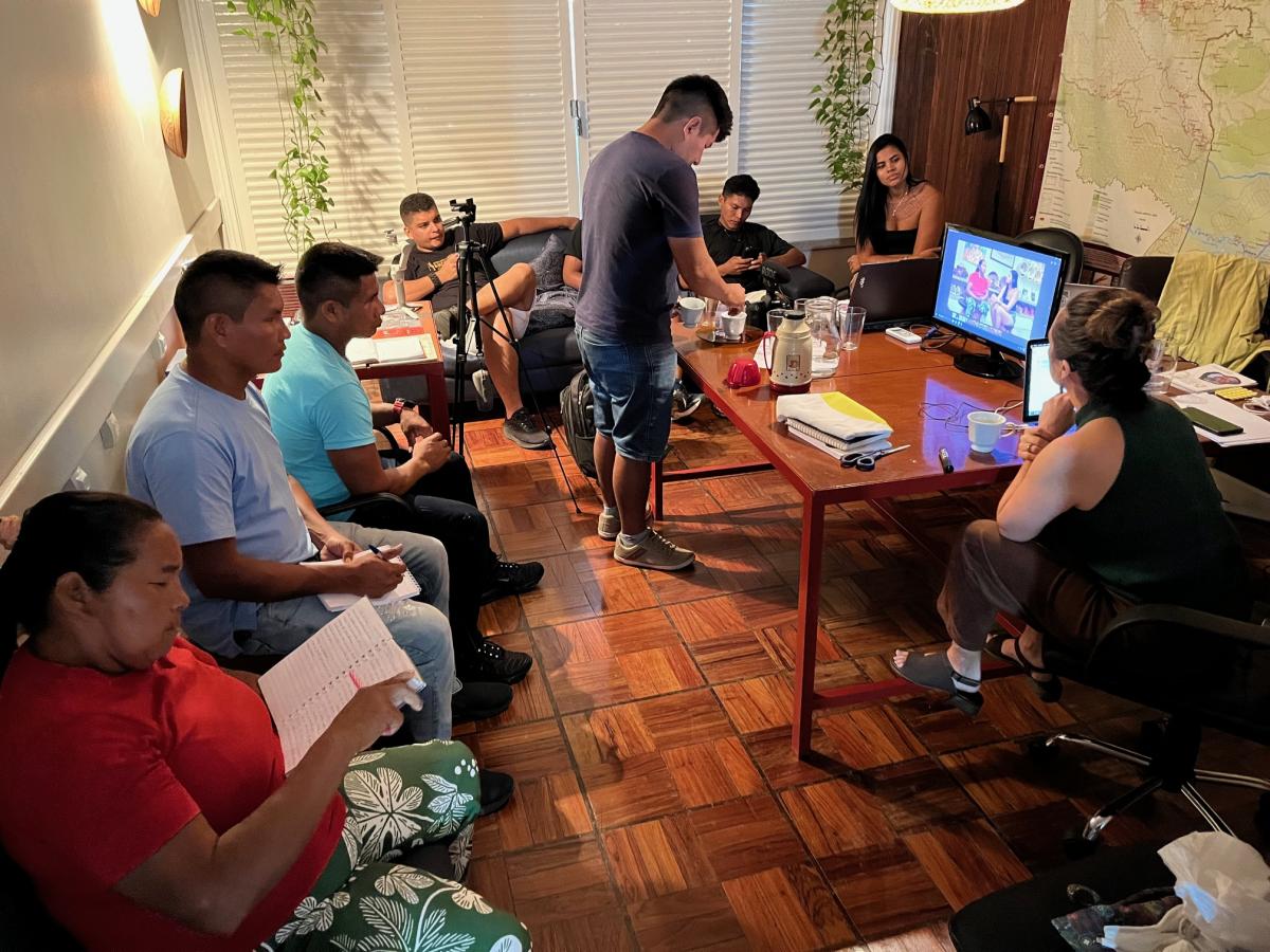 Imagem mostra grupo de comunicadores reunidos em uma sala 