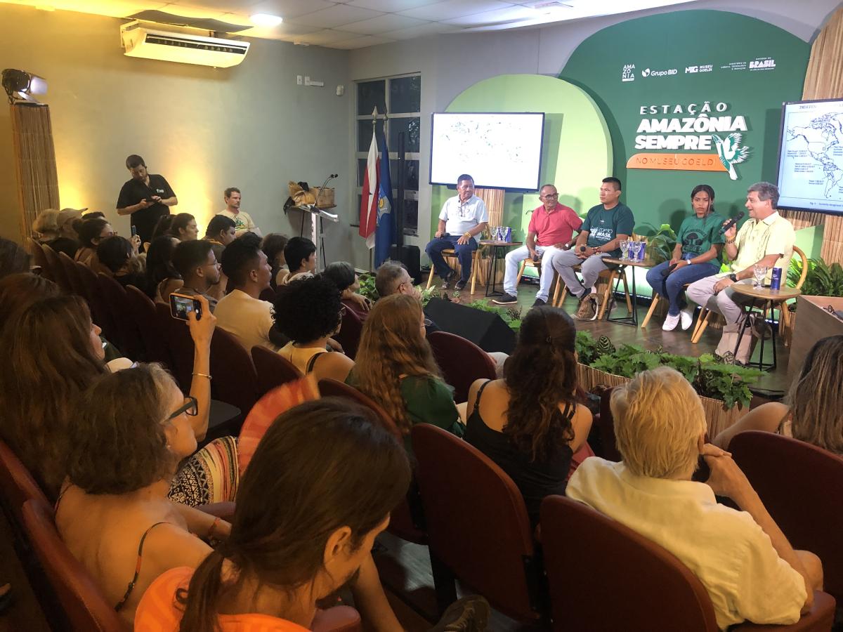 Imagem mostra plateia e palco com palestrantes em sala do Museu Goeldi, em Belém