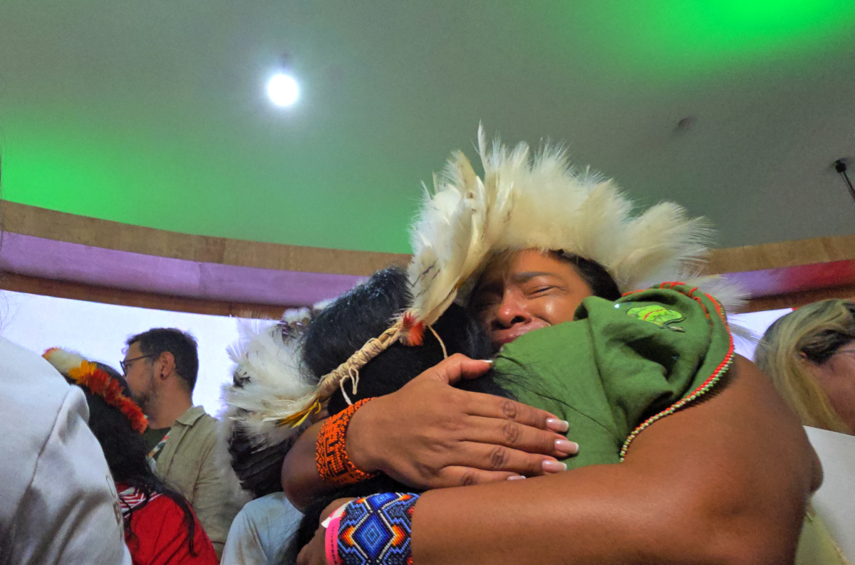 Ângela Kaxuyana, da TI Kaxuyana-Tunayana, abraça a ministra Sonia Guajajara após anúncio da homologação na COP30 em Belém (PA) | Tatiane Maira Klein / ISA