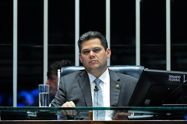 O presidente do Congresso e do Senado, Davi Alcolumbre (União-AP), preside votação da MP