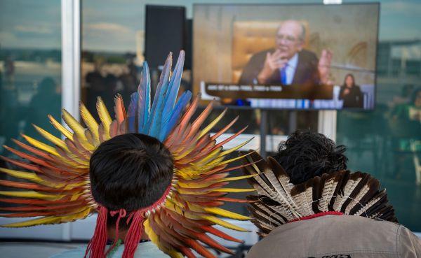 Indígenas acompanham julgamento do lado de fora do STF | Hellen Loures / Cimi