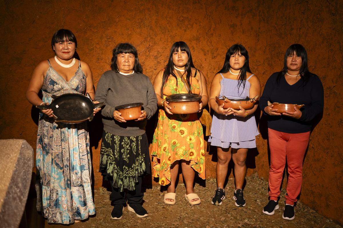 Da esquerda para a direita: Yakuwipu Waura; Pere Yalaki Waura; Kayana Pisulu Waura; Kutalo Waura; todas da aldeia Piulewene; e Kuheju Waura, da aldeia Ulupuwe; em visita ao Museu das Culturas Indígenas para ver as peças de cerâmica que vieram do Acervo do Orlando Villas-Bôas, em setembro de 2025
