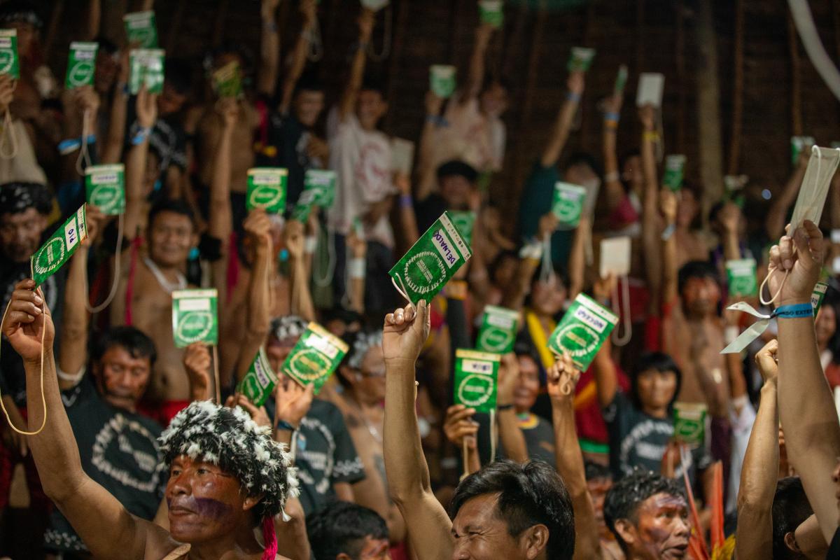 Participantes do Forum levantam seus crachás