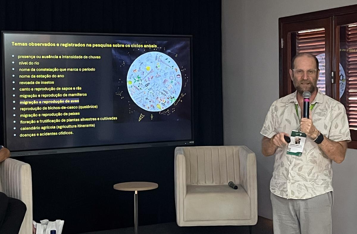 Aloísio Cabalzar, antropólogo do ISA, em apresentação sobre o trabalho de pesquisa intercultural realizado em parceria com os AIMAs no Rio Negro
