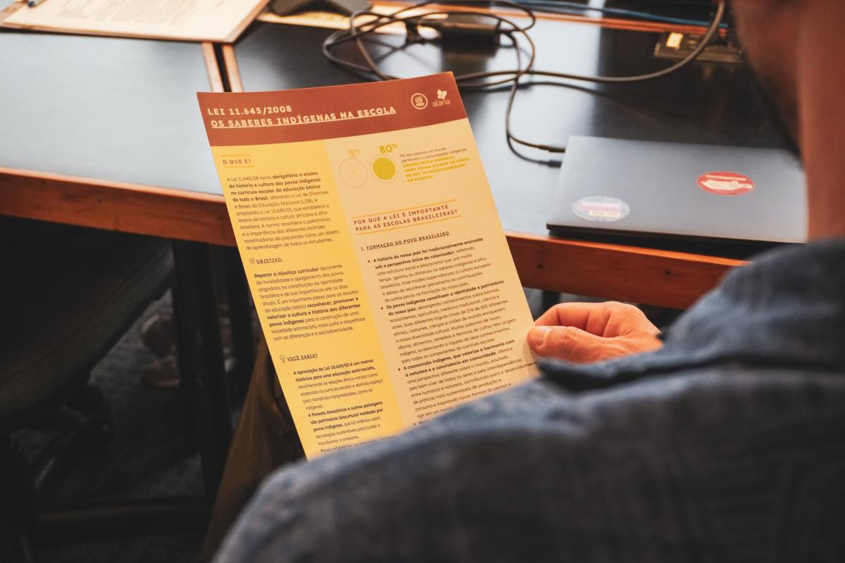 Impressão sobre a Lei 11.645/2008 “Saberes Indígenas na escola”, produzida pelo Fórum Nacional de Educação Escolar Indígena (Fneei) e Instituto Alana