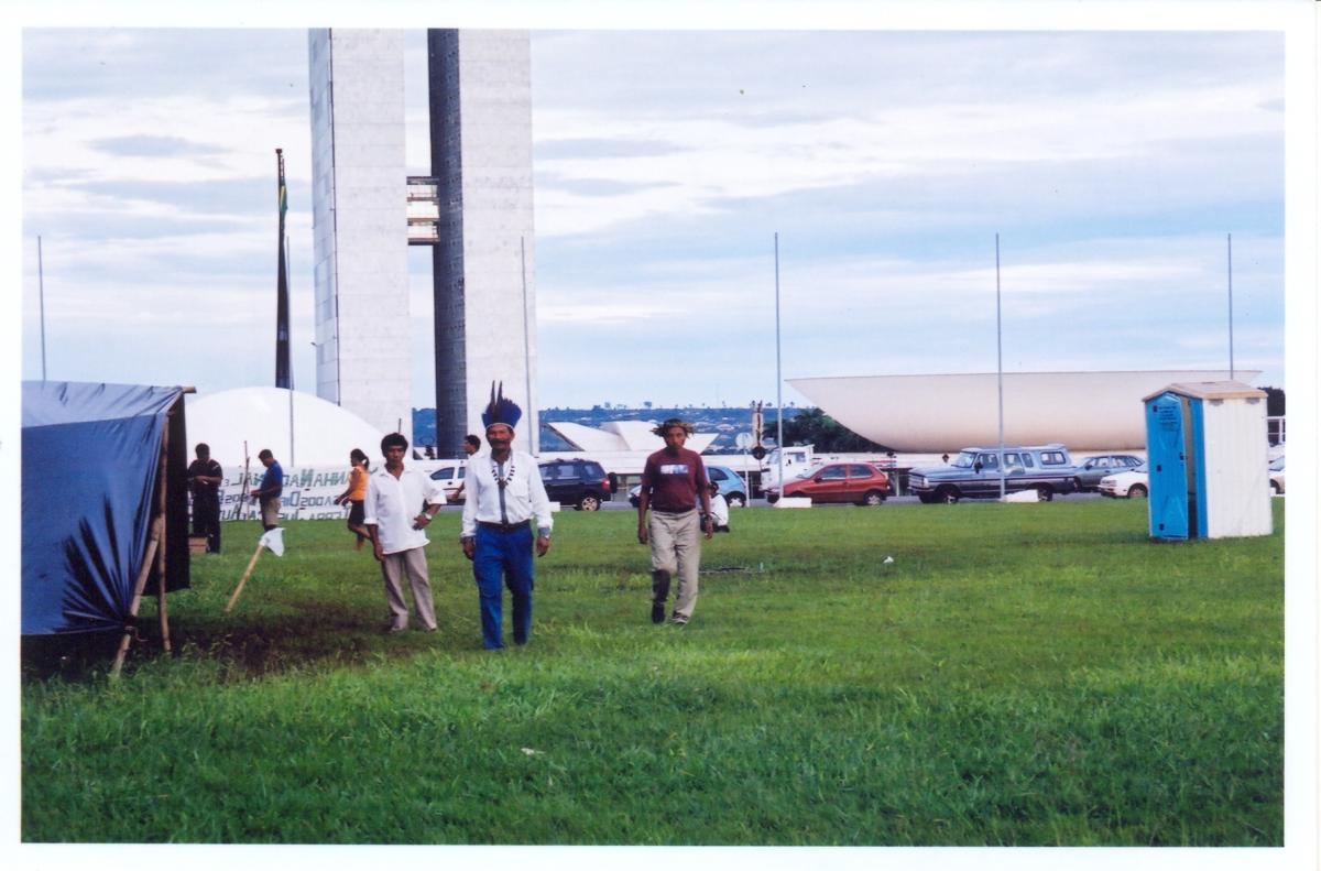 Indígenas de diversos povos, organizados no primeiro Acampamento Terra Livre, em frente ao Congresso Nacional, Brasília, Distrito Federal, em 2004