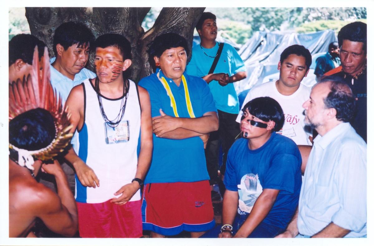 Ao centro, Davi Kopenawa Yanomami, xamã e liderança indígena do povo Yanomami, durante a primeira edição do Acampamento Terra Livre