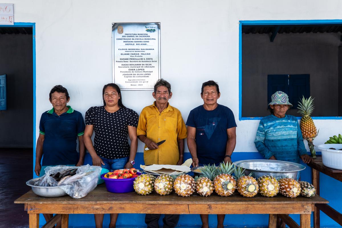 Entrega de alimentos na Escola Baniwa Eeno Hiepole, na comunidade Canadá, rio Ayari (AM). Exigência de documentação para produtores indígenas integrarem o PNAE não está de acordo com a realidade dos territórios