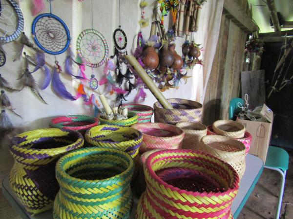 Cestaria na aldeia Ikatu Mirim