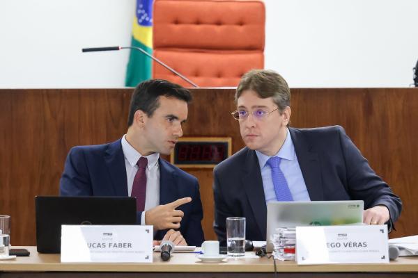 (E-D) Os juízes que coordenam os trabalhos, Lucas Faber de Almeida Rosa e Diego Viegas Veras | Gustavo Moreno / STF