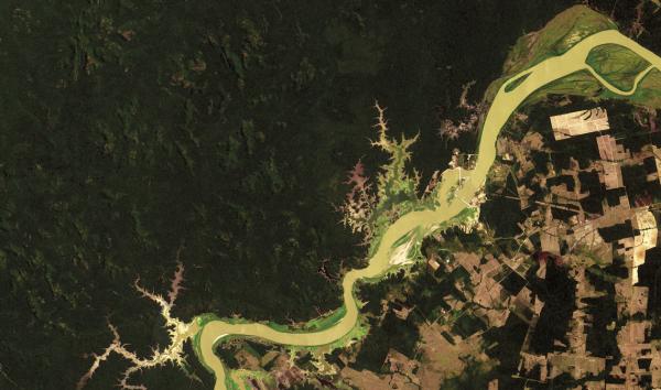 Desmatamento às margens do Rio Madeira (RO). Parte da devastação foi provocada pelas obras da hidrelétrica de Jirau. Sem um licenciamento ambiental adequado, grandes empreendimentos como esse tendem a provocar desmatamento | Coordenação Geral da Observação da Terra / Inpe